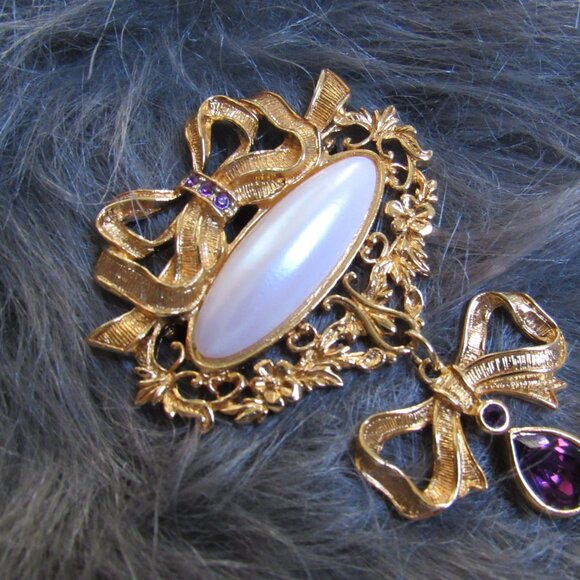 VINTAGE-AVON-JEWELED BROOCH-DANGLING BOW-PURPLE "AMETHYST"-OVAL PEARL - Picture 5 of 7